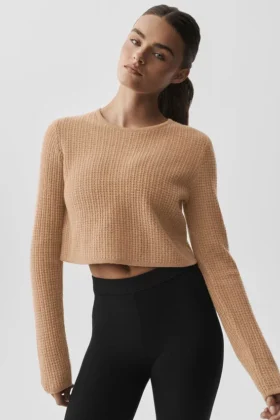 Blusa corta de manga larga de cachemira con tejido de panal - Toasted Almond