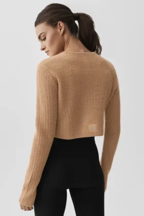 Blusa corta de manga larga de cachemira con tejido de panal – Toasted Almond