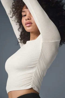 Blusa de manga larga con fruncidos – Marfil