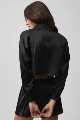 Camisa corta de seda luminosa con botones y manga larga – Negro