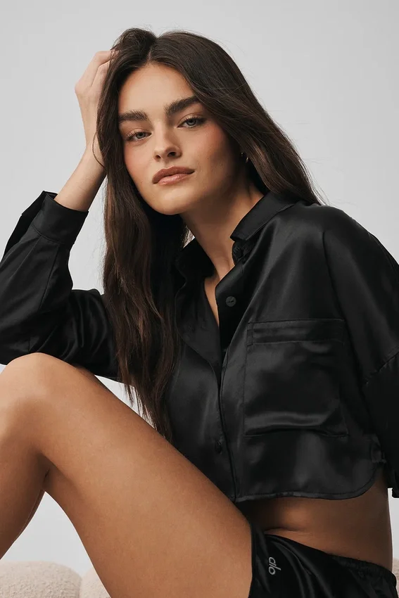 Camisa corta de seda luminosa con botones y manga larga - Negro