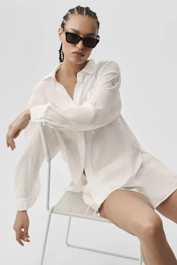 Camisa de manga larga con botones «Golden Hour», semitransparente — Marfil