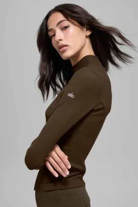 Camisa de manga larga con cuello alto Mesmerize acanalada – Espresso