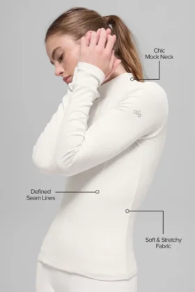 Camisa de manga larga con cuello alto y diseño acanalado de la colección Mesmerize – Marfil