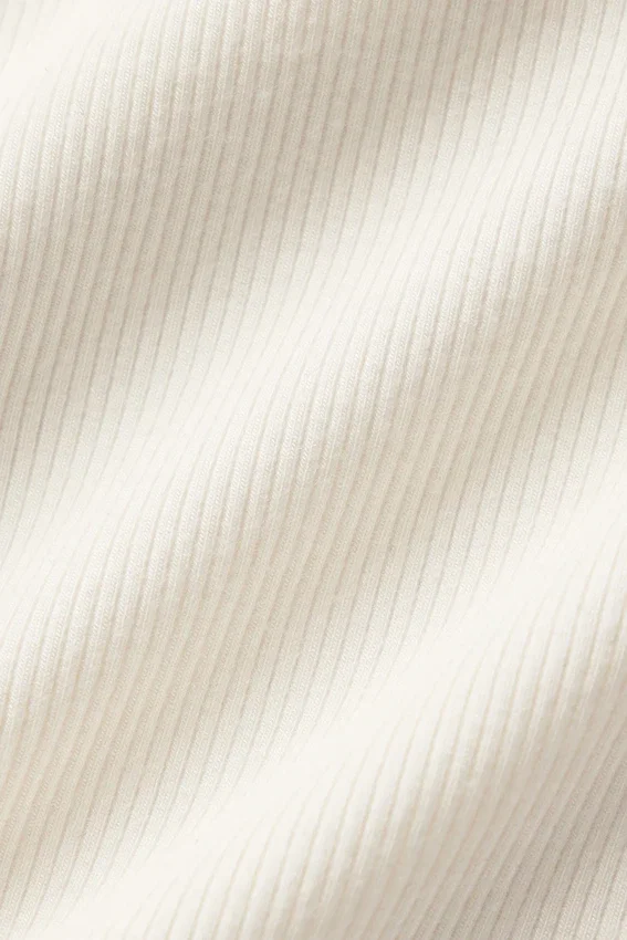Camisa de manga larga con cuello alto y diseño acanalado de la colección Mesmerize - Marfil