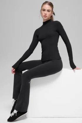 Camisa de manga larga con cuello alto y diseño acanalado Mesmerize — Negro