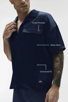 Camisa de satén Horizon de manga corta con botones – Azul marino