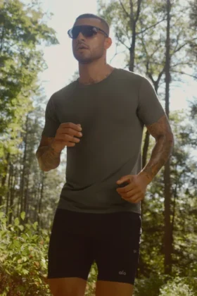 Camiseta de cuello redondo y pantalones cortos Conquer Reform - Olive Tree