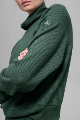 Camiseta de manga larga con cuello alto «Waffle Weekend Escape» – Verde trébol