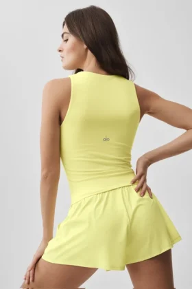 Camiseta de tirantes con sostén integrado Alo Softsculpt No Nonsense – Color Sunshine