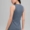 Camiseta de tirantes con sostén integrado Alo Softsculpt Precision de largo completo - Bluestone