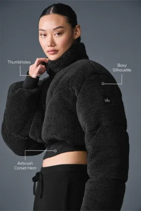 Chaqueta acolchada tipo corsé Main Act de Sherpa – Negro
