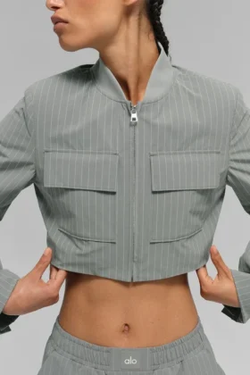 Chaqueta corta con cremallera completa Main Character a rayas finas – Gris lunar/Blanco
