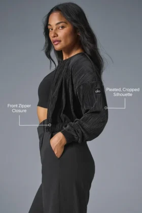 Chaqueta corta con microplisado – Negro