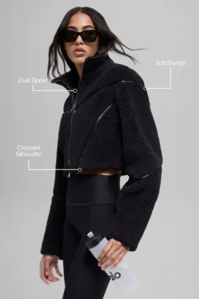 Chaqueta corta de felpa con corte lateral – Negro
