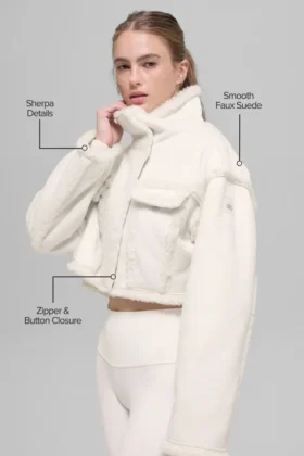 Chaqueta corta de imitación de piel de oveja «Snowfall» – Marfil