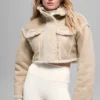 Chaqueta corta de imitación de piel de oveja «Snowfall» - Marrón bosque