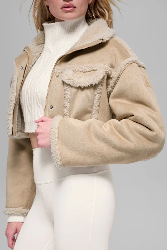 Chaqueta corta de imitación de piel de oveja «Snowfall» - Marrón bosque