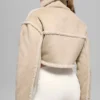 Chaqueta corta de imitación de piel de oveja «Snowfall» - Marrón bosque