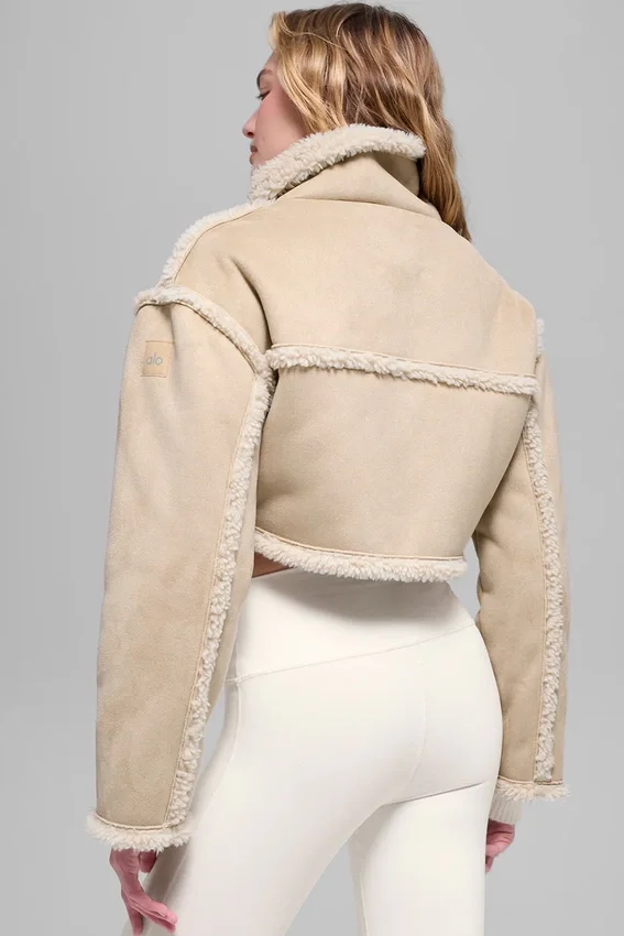 Chaqueta corta de imitación de piel de oveja «Snowfall» - Marrón bosque