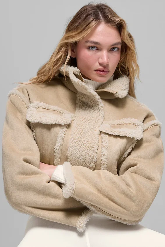 Chaqueta corta de imitación de piel de oveja «Snowfall» - Marrón bosque