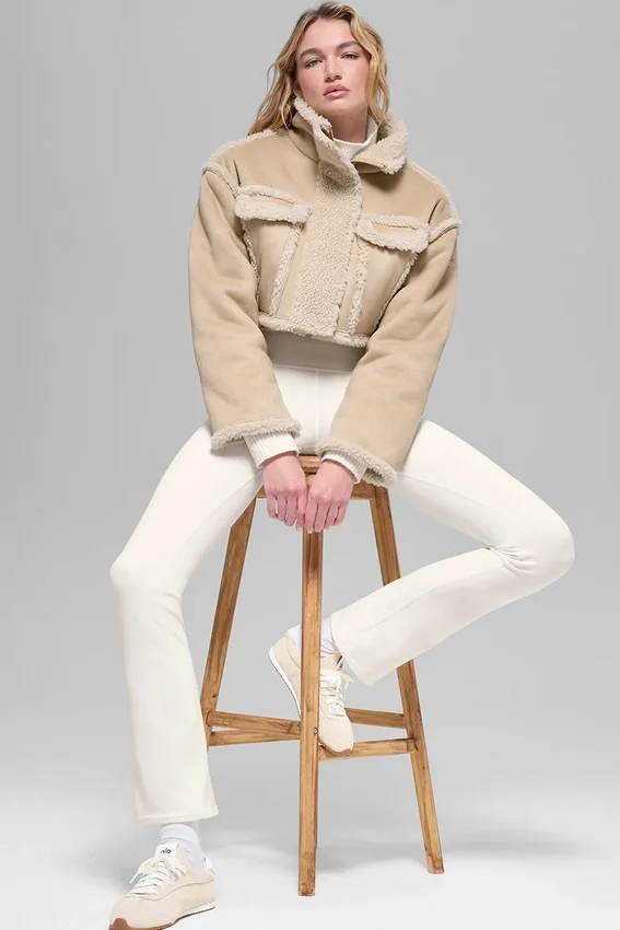 Chaqueta corta de imitación de piel de oveja «Snowfall» - Marrón bosque
