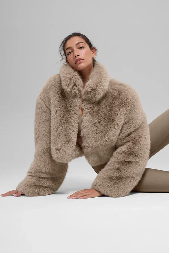 Chaqueta corta de piel sintética opulenta - Avena