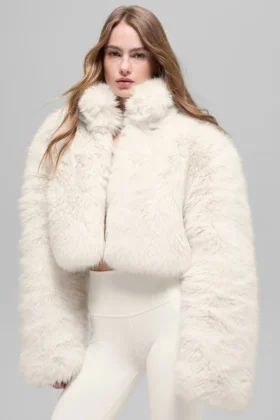 Chaqueta corta de piel sintética opulenta - Marfil