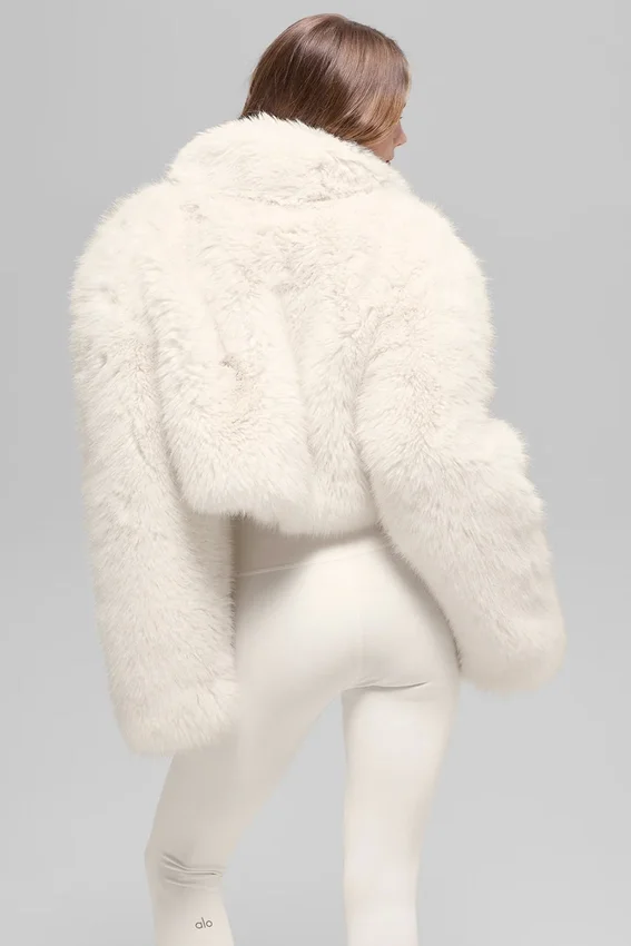 Chaqueta corta de piel sintética opulenta - Marfil