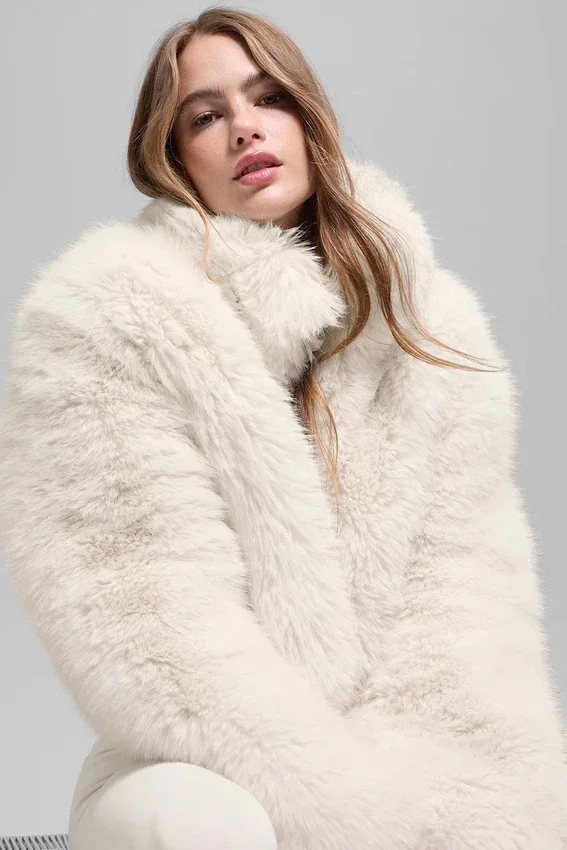 Chaqueta corta de piel sintética opulenta - Marfil