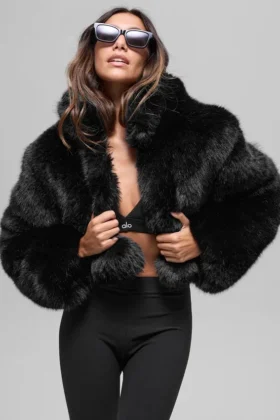 Chaqueta corta de piel sintética opulenta - Negro