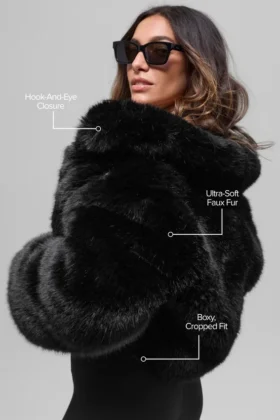 Chaqueta corta de piel sintética opulenta – Negro