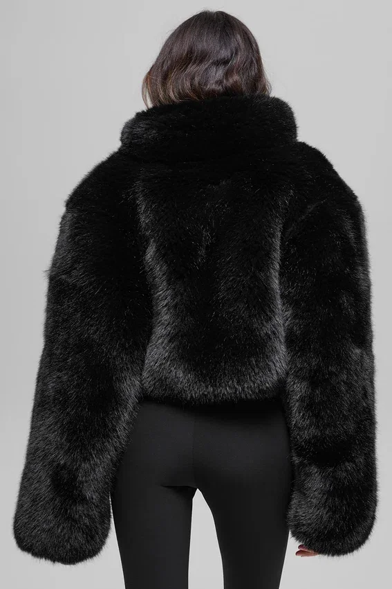 Chaqueta corta de piel sintética opulenta - Negro