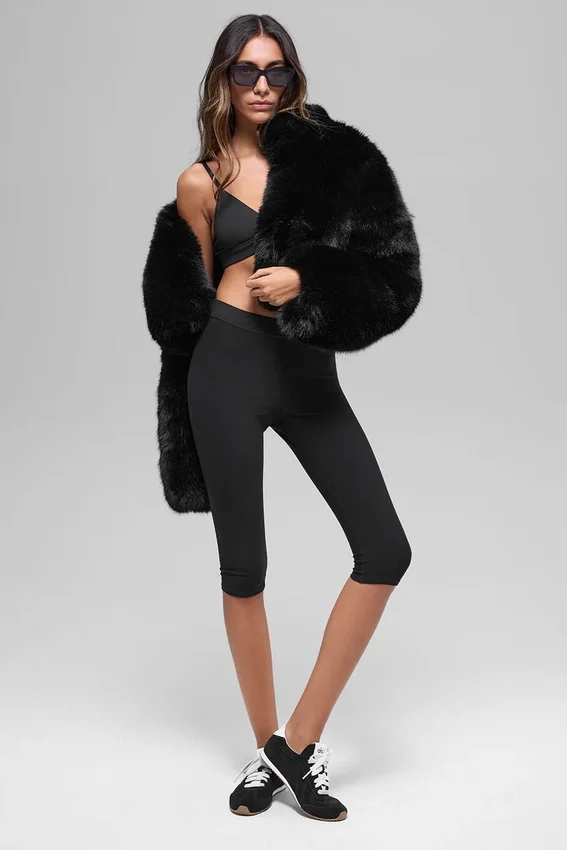 Chaqueta corta de piel sintética opulenta - Negro