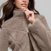 Chaqueta corta de sherpa con corte lateral - Chai Latte