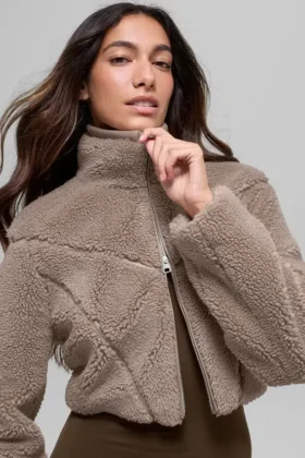 Chaqueta corta de sherpa con corte lateral - Chai Latte