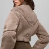 Chaqueta corta de sherpa con corte lateral - Chai Latte