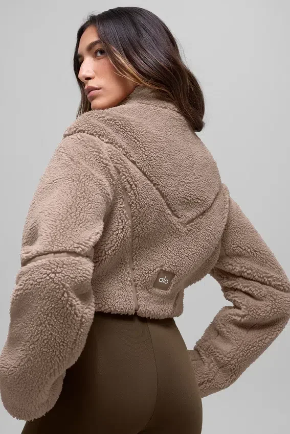 Chaqueta corta de sherpa con corte lateral - Chai Latte