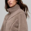 Chaqueta corta de sherpa con corte lateral - Chai Latte