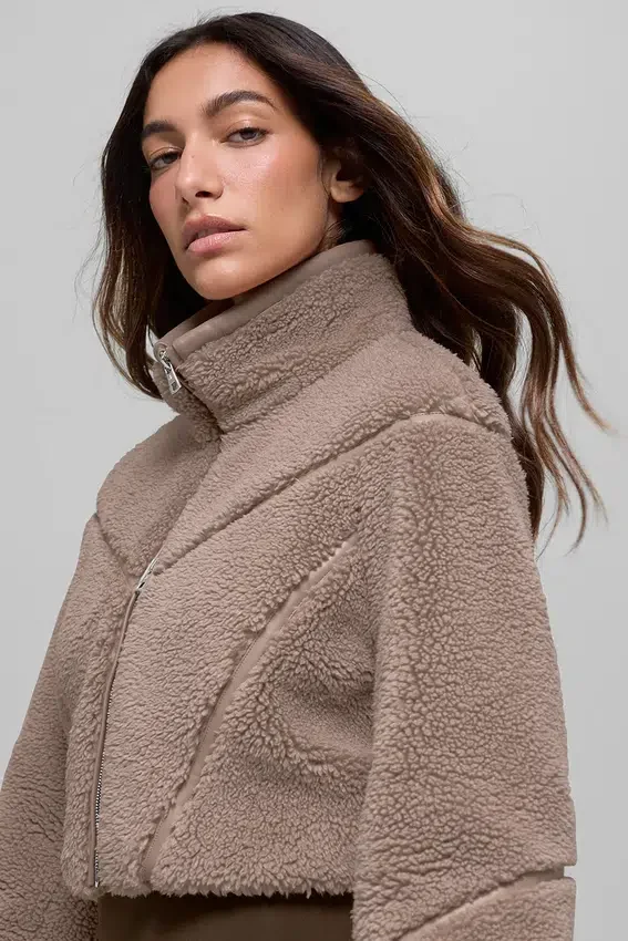 Chaqueta corta de sherpa con corte lateral - Chai Latte