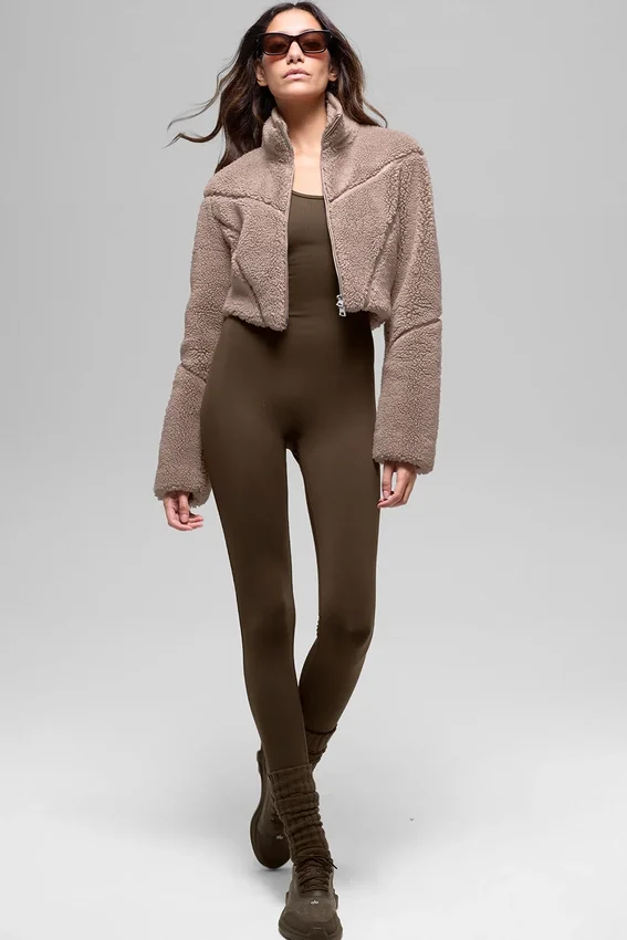 Chaqueta corta de sherpa con corte lateral - Chai Latte