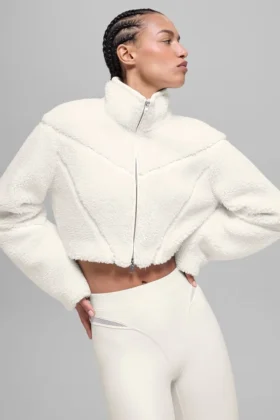 Chaqueta corta de sherpa con corte lateral - Marfil