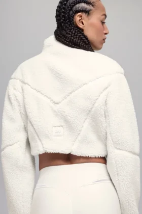 Chaqueta corta de sherpa con corte lateral – Marfil
