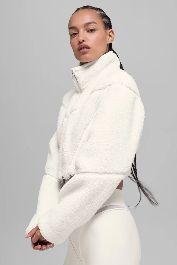 Chaqueta corta de sherpa con corte lateral - Marfil