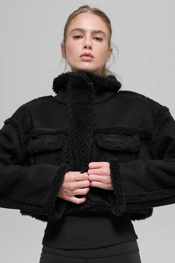 Chaqueta corta «Snowfall» de imitación de piel de oveja - Negro