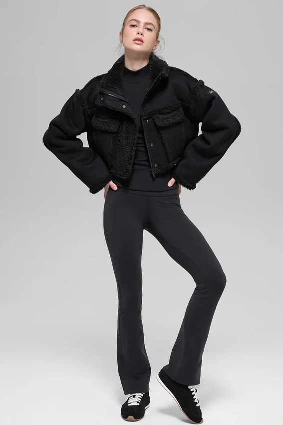 Chaqueta corta «Snowfall» de imitación de piel de oveja - Negro