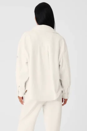 Chaqueta tipo «shacket» Mountain Side de terciopelo acanalado – Marfil