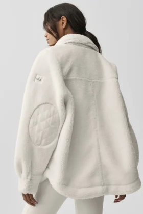 Chaqueta tipo shacket Sherpa Edge – Marfil
