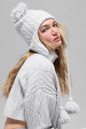 Gorro con orejeras Winter Bliss de punto trenzado – Gris jaspeado deportivo
