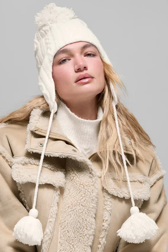 Gorro de invierno «Winter Bliss» con orejeras y tejido trenzado - Marfil